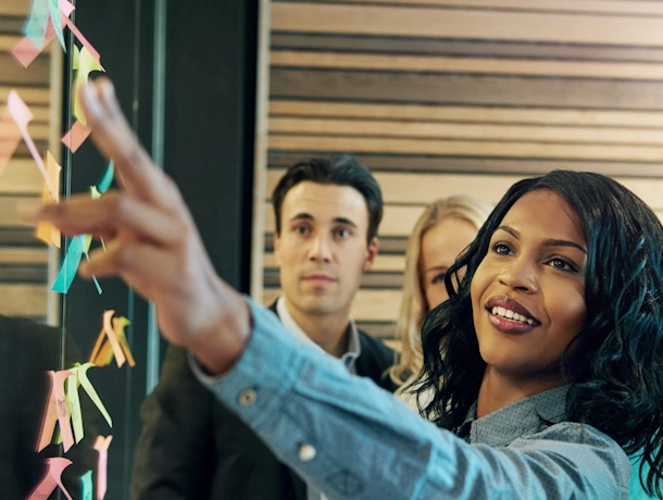 A woman explains a business process to her team in the office